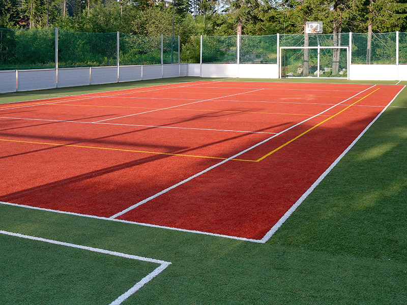 Sports & Landscaping Tur in Red